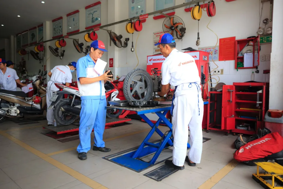 Xe đang được thay nhớt